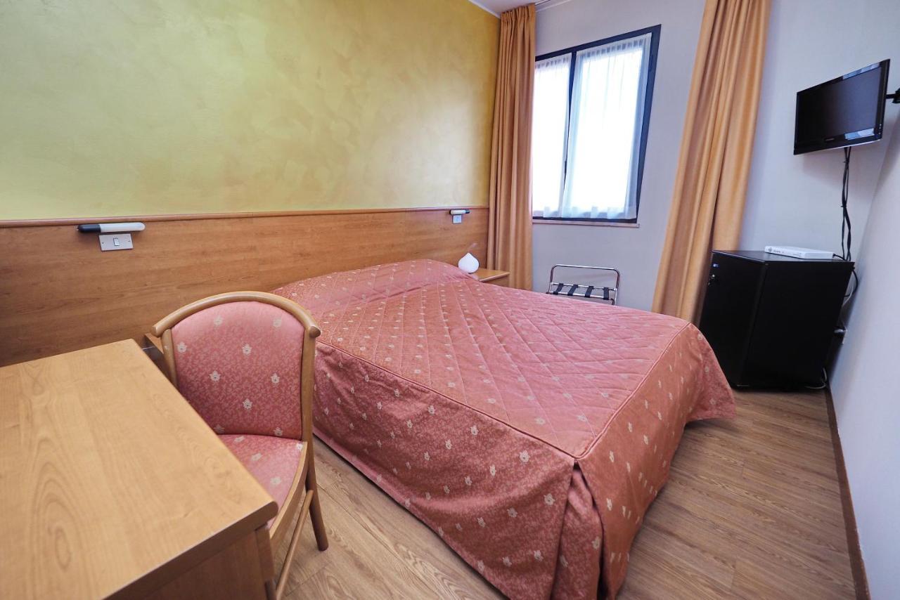 Hotel Versailles Колорно Екстериор снимка