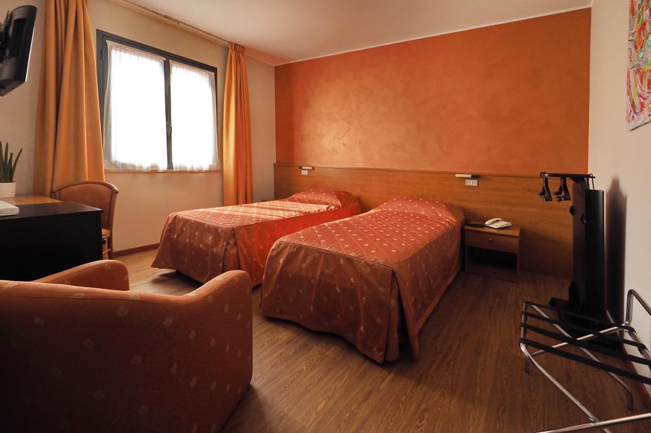 Hotel Versailles Колорно Екстериор снимка