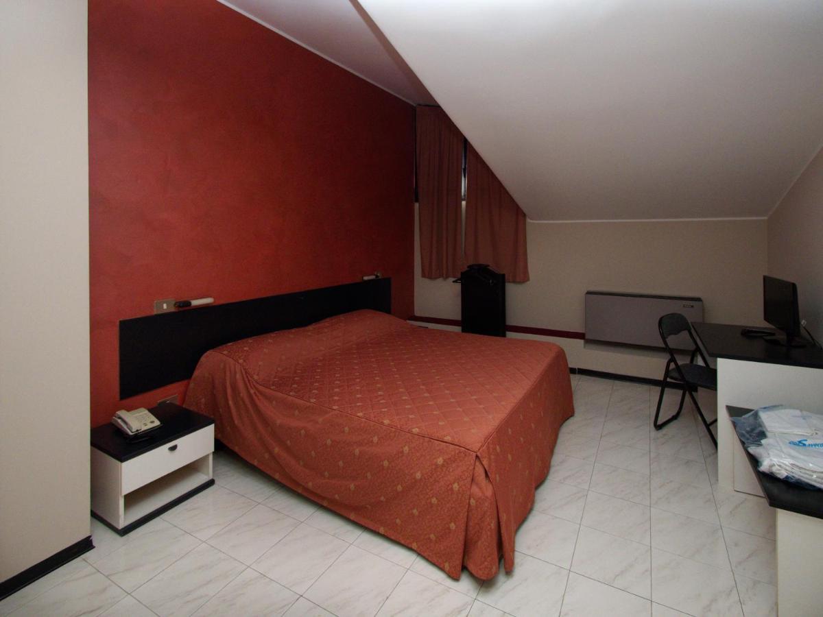 Hotel Versailles Колорно Екстериор снимка