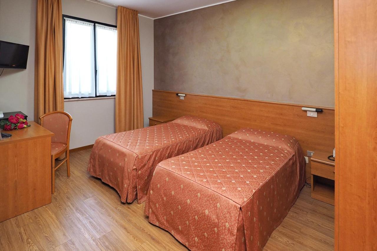 Hotel Versailles Колорно Екстериор снимка