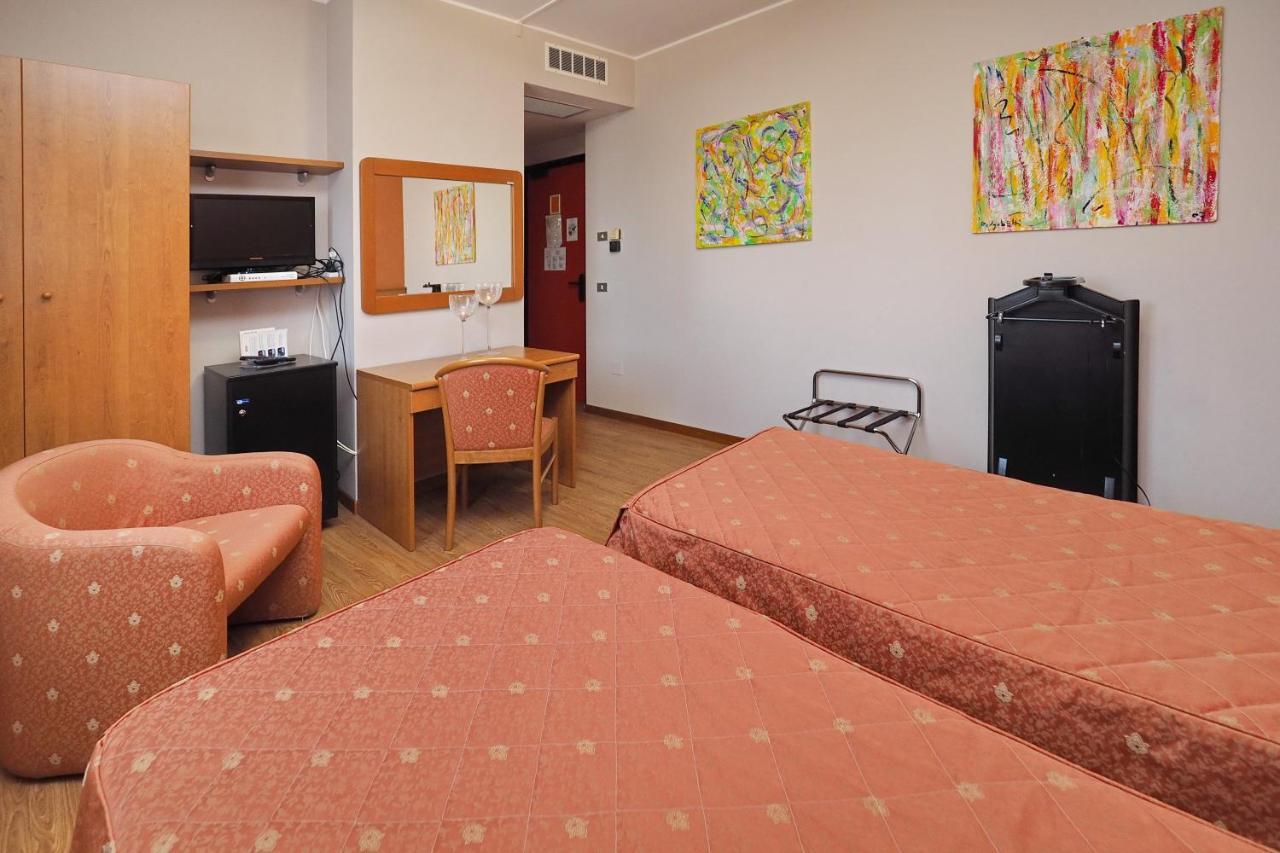 Hotel Versailles Колорно Екстериор снимка