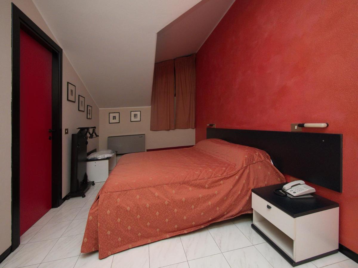 Hotel Versailles Колорно Екстериор снимка