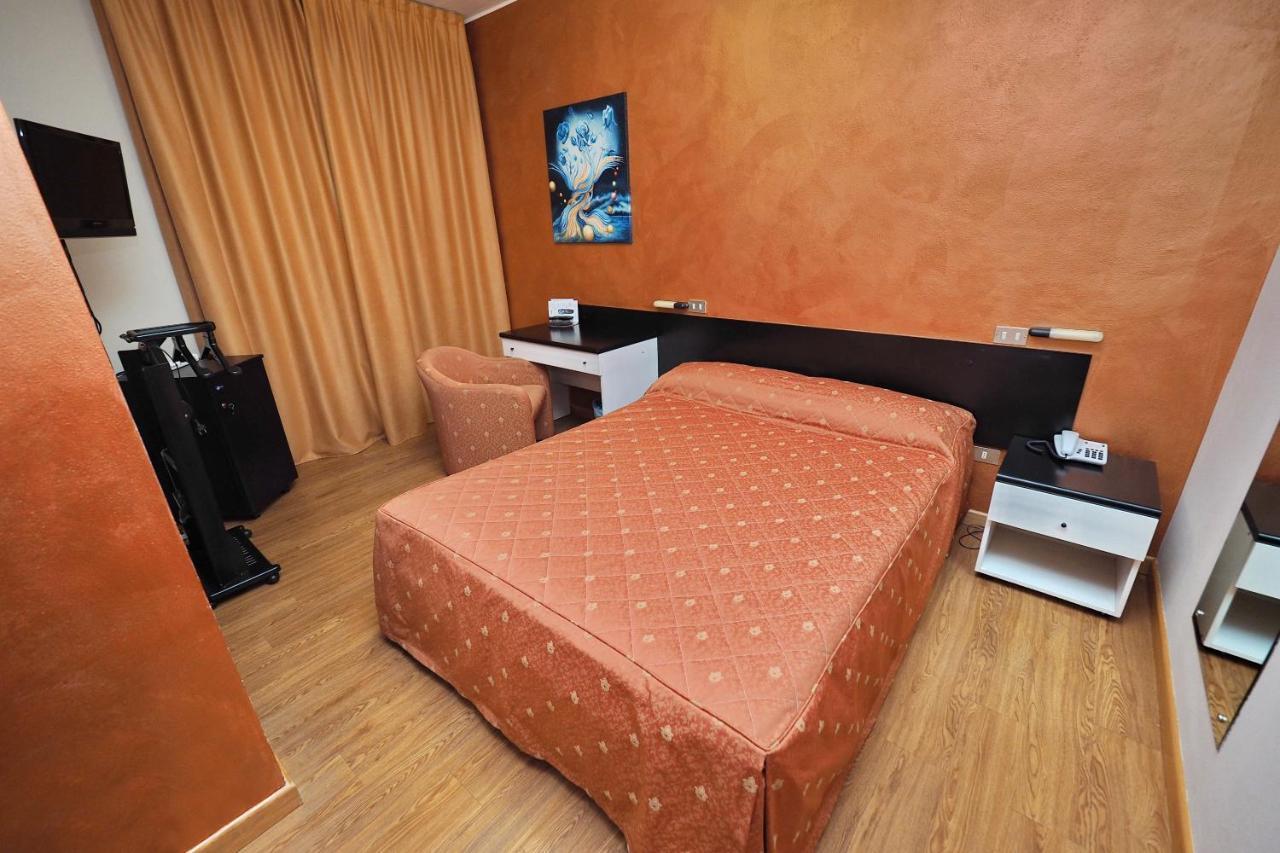 Hotel Versailles Колорно Екстериор снимка