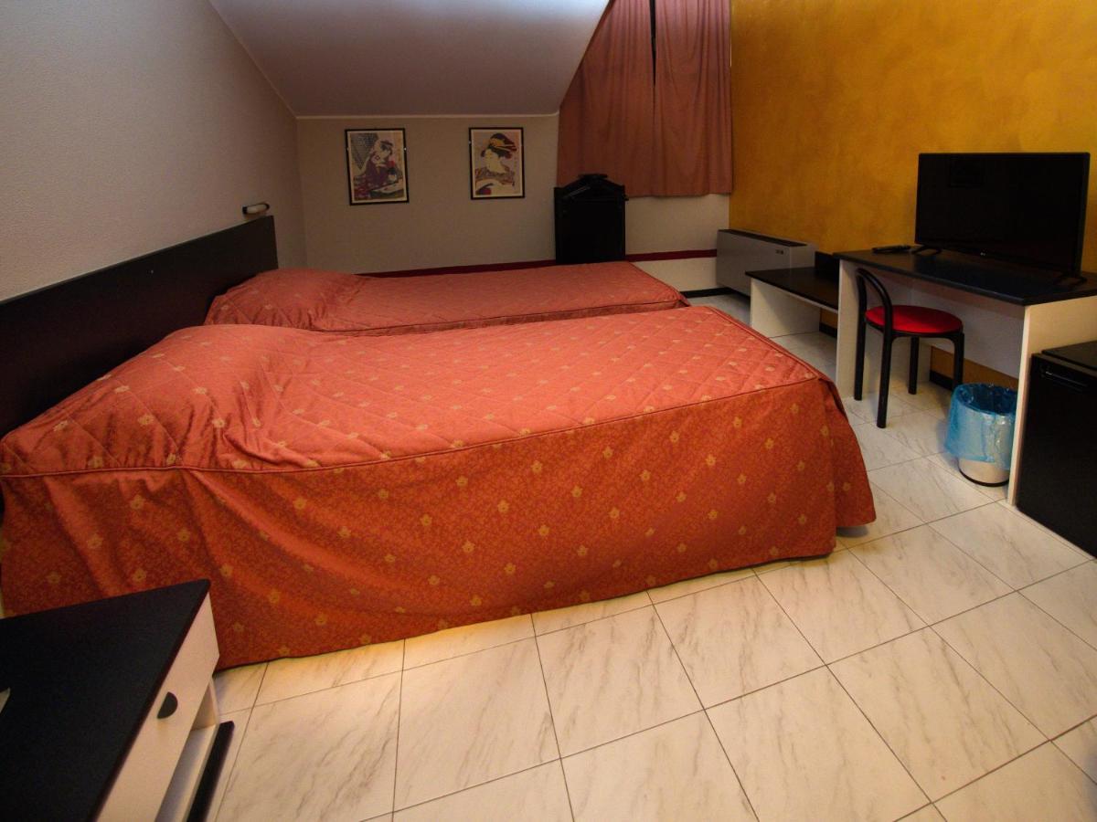 Hotel Versailles Колорно Екстериор снимка